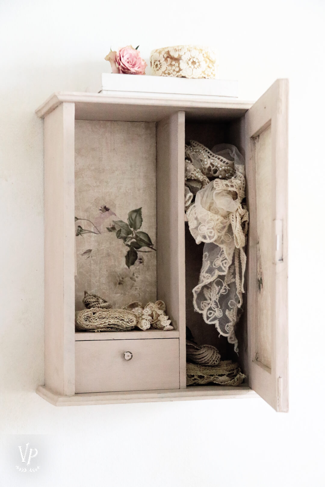 Vintage Paint tapéta - Faded Roses - Image 2